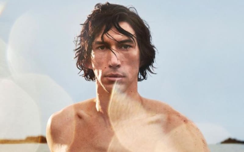 Adam Driver El actor es la imagen de la nueva fragancia "Hero", de Burberry - Créditos: Instagram @burberrybeauty