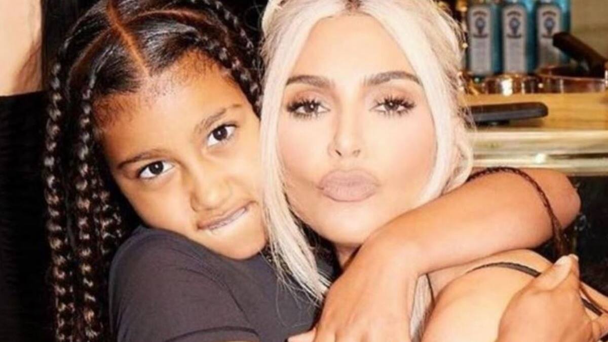 North West desafía a Kim Kardashian en una alfombra roja y se hace viral