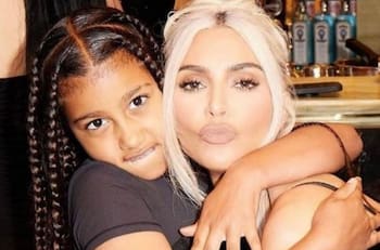 North West desafía a Kim Kardashian en una alfombra roja y se hace viral