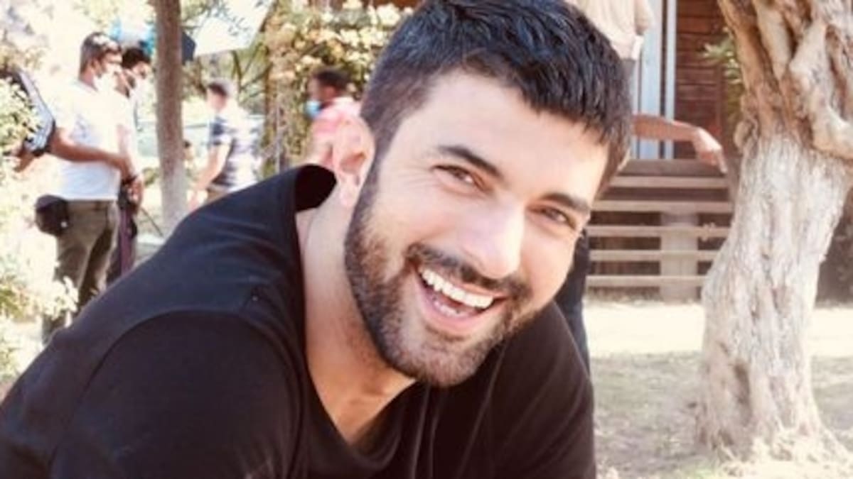 Engin Akyürek cumple 40 años y sus fans lo festejan en todo el mundo