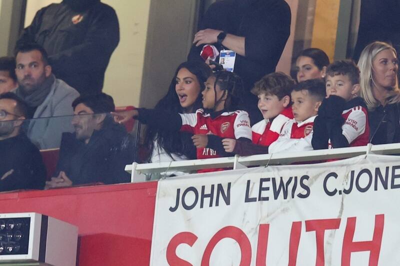 Kim Kardashian y Saint West Madre e hijo acompañaron al Arsenal en su duelo por Europa League. - Créditos: Talk Sport