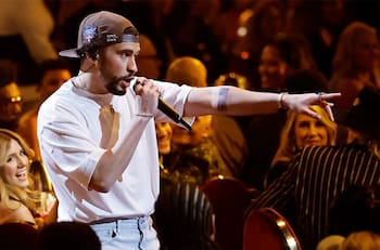 Bad Bunny arranca la ceremonia de los Grammy con una presentación candente que puso a bailar a los invitados