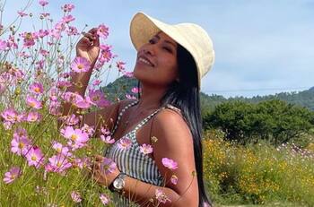 Yalitza Aparicio recibió el 2022 luciendo su cuerpazo en la playa