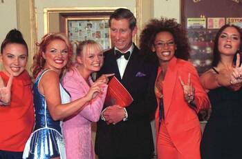 La vez que una Spice Girl le dio una nalgada al Rey Carlos III frente a todos