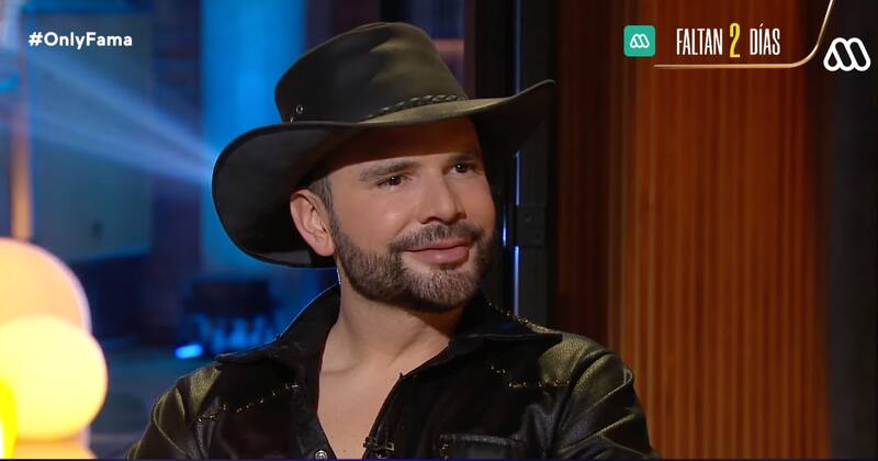 El cantante reveló que terminó con Juan Gabriel por una infidelidad.