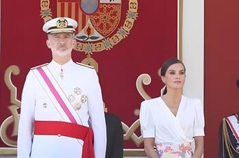 Reina Letizia derrocha complicidad con el rey Felipe en el desfile de las Fuerzas Armadas