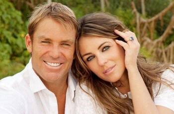 Elizabeth Hurley rinde tributo a su ex, la estrella del críquet Shane Warner fallecido de un ataque al corazón