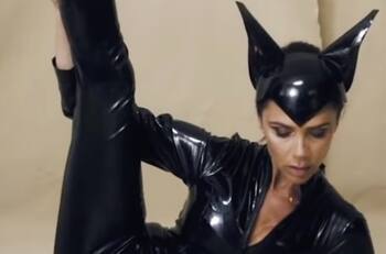Victoria Beckham se alista para Halloween y sorprende con un disfraz