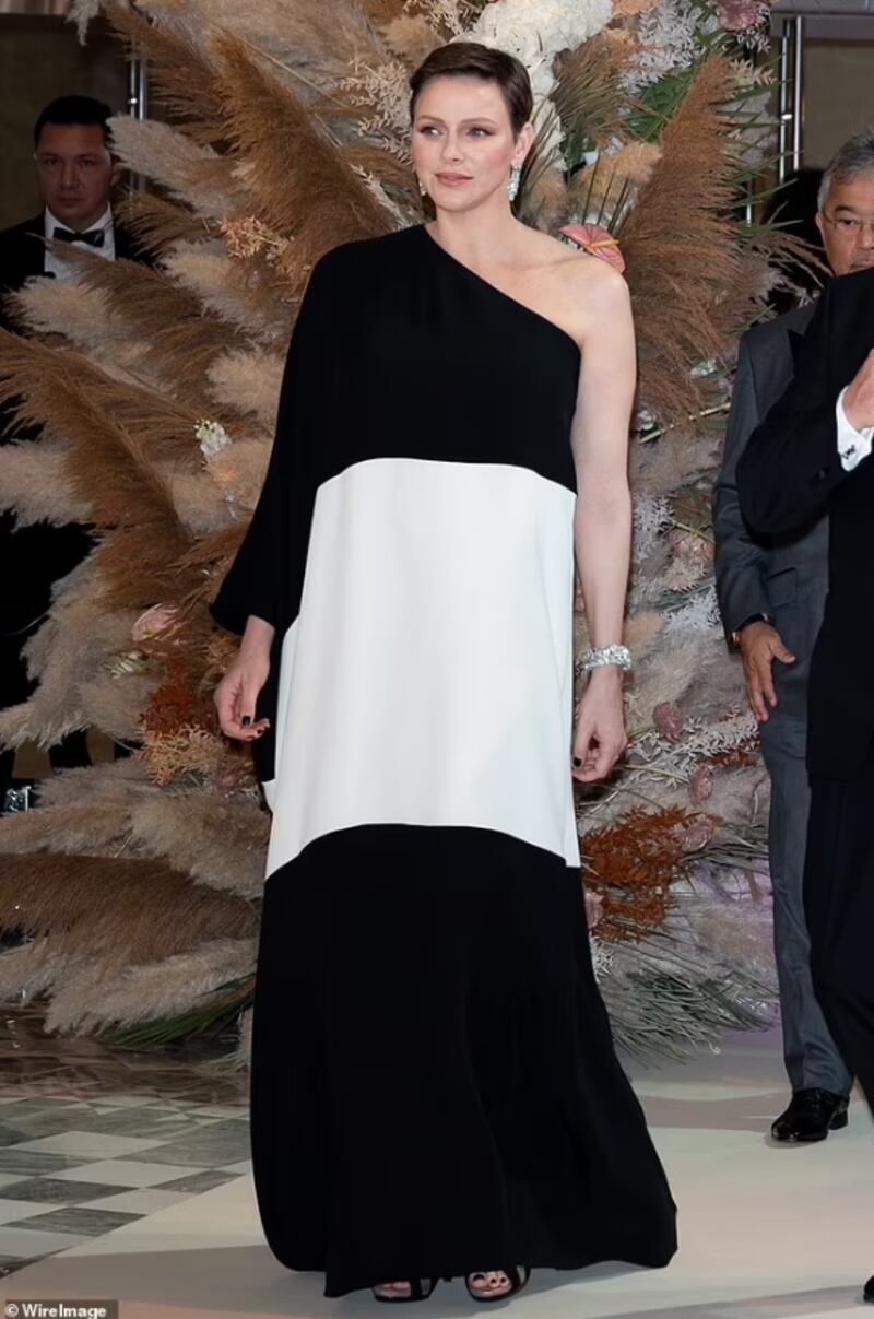 Charlene de Mónaco es asidua a usar marcas de lujo como Louis Vuitton, Valentino, entre otros.