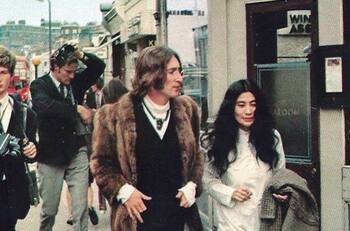 John Lennon habría tenido amorío con su asistente durante matrimonio con Yoko Ono