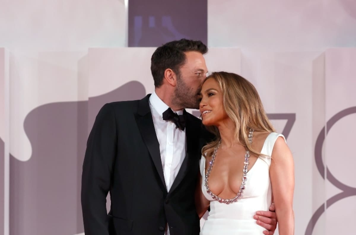 Ben Affleck se muestra tímido con Jennifer Lopez en alfombra roja