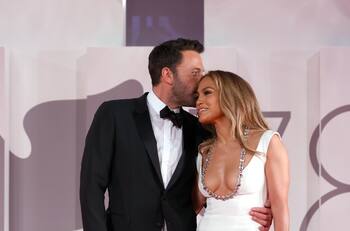 Ben Affleck se muestra tímido con Jennifer Lopez en alfombra roja