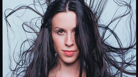 Alanis Morissette fue agredida sexualmente a los 15 años por varios hombres