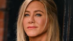 Jennifer Aniston presume su canas y causa sensación
