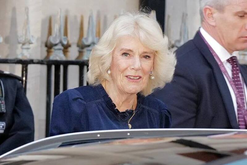 fue captada abandonando la clínica donde está internado el rey Carlos III.