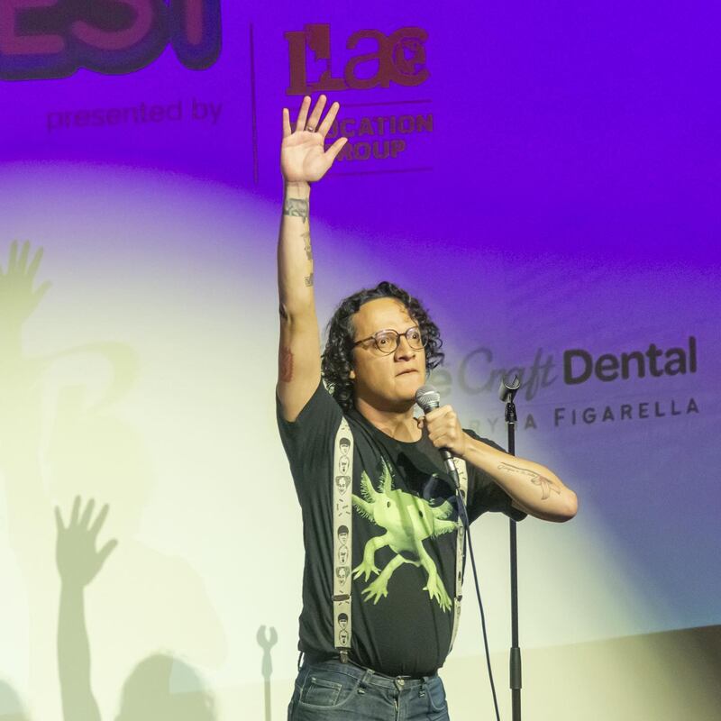 Kike Vásquez es comediante y tiene 35 años de edad