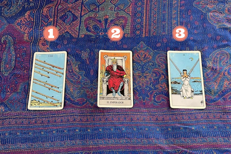 Cartas del Tarot reveladas sobre una tela.