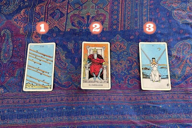 Cartas del Tarot reveladas sobre una tela.