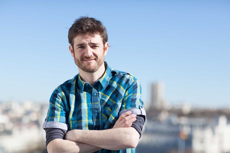 es un actor y comediante español de 45 años de edad.