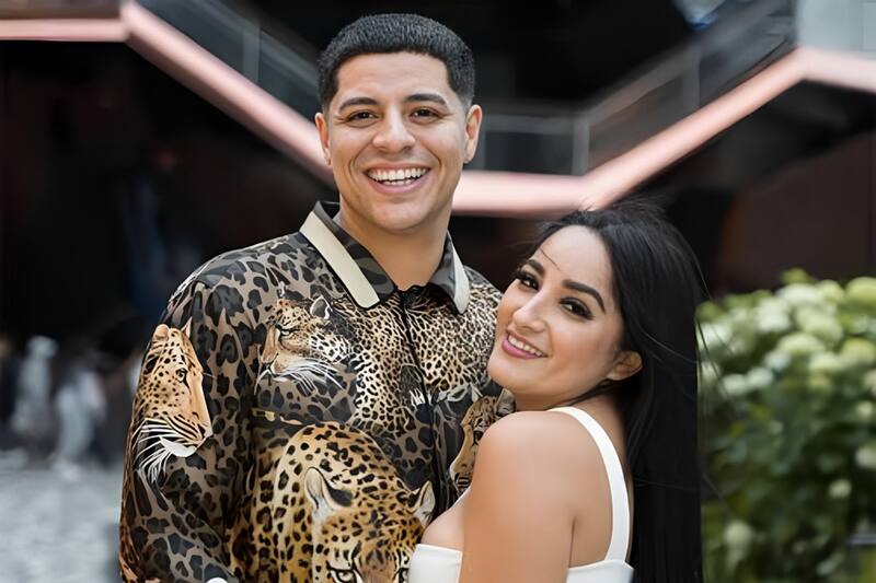 La pareja le dio la bienvenida a su tercer hijo.