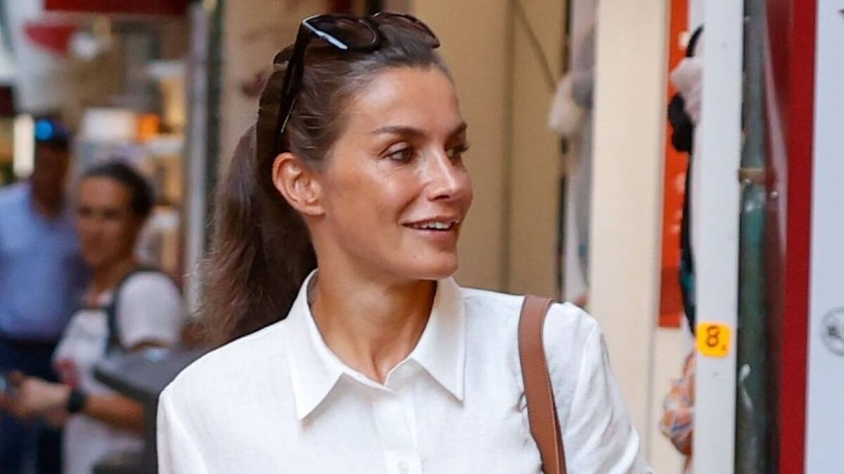 Reina Letizia sale con su familia a un paseo en el que luce minishorts y alpargatas planas