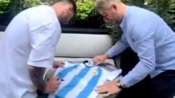 VIDEO | Lionel Messi firmó la camiseta de un fan y le dibujó la tercera estrella de Argentina