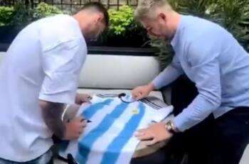 VIDEO | Lionel Messi firmó la camiseta de un fan y le dibujó la tercera estrella de Argentina