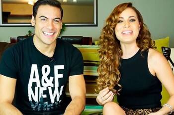 Carlos Rivera y Cynthia Rodríguez comienzan el año con románticas vacaciones en la playa