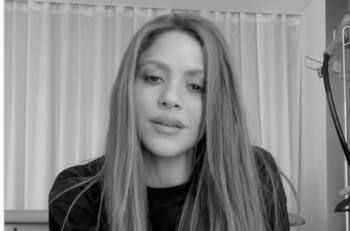 Shakira aparece devastada al escuchar "Te Felicito", canción dedicada a Piqué, en el supermercado