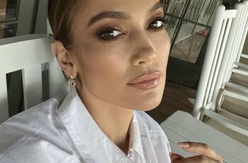 Video: ¡En pleno concierto! A Jennifer Lopez se le rompe vestido en medio de un show