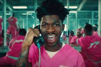 Lil Nas X responde a las acusaciones de impulsar la "agenda gay" con su provocativo video "Industry Baby"