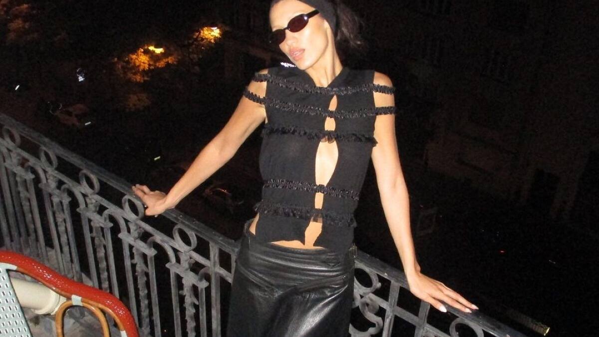 Bella Hadid sorprende con deslumbrante catsuit transparente en desfile de Stella McCartney