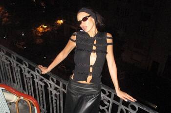 Bella Hadid sorprende con deslumbrante catsuit transparente en desfile de Stella McCartney