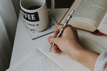 Test de Personalidad: Descubre qué revela tu letra "B" según la Grafología