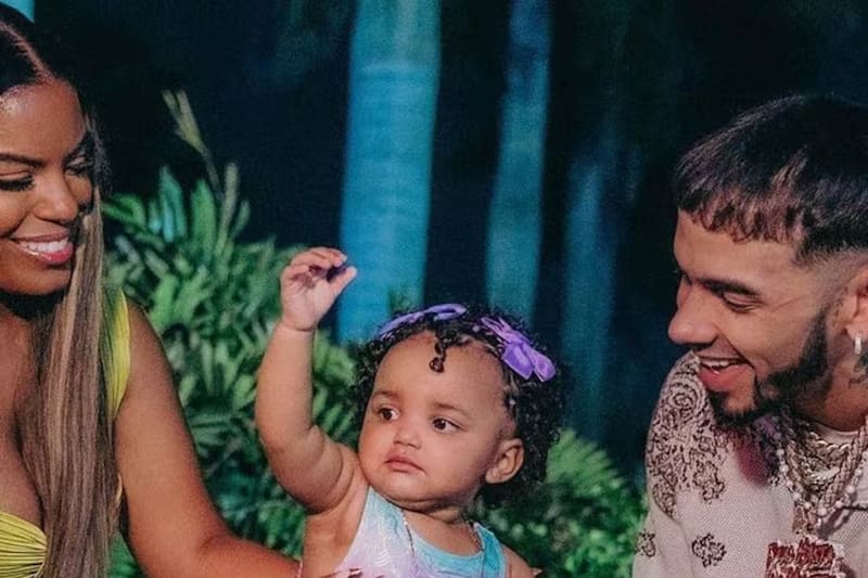 Ambos están acompañando a su hija en una poco común postal de los dos juntos.