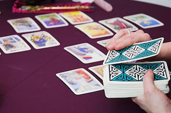Tarot: ¿Qué significan las Copas en los Arcanos Menores del Tarot?
