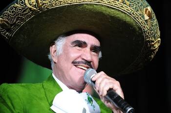Vicente Fernández y la millonaria cifra que pagaba por cada uno de sus lujosos trajes de charro