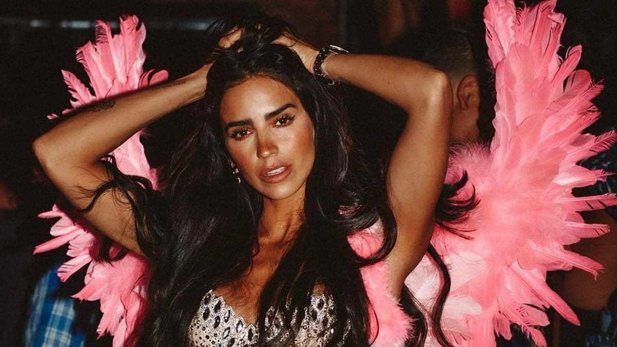 Bárbara de Regil modela en la calle como ángel de Victoria's Secret
