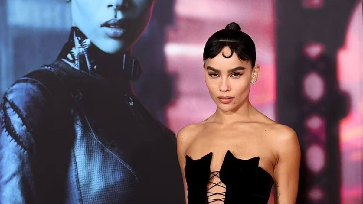 Zoë Kravitz deslumbra con pronunciado escote en la premier de "The Batman" en Nueva York