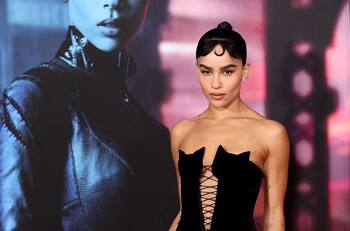 Zoë Kravitz deslumbra con pronunciado escote en la premier de "The Batman" en Nueva York