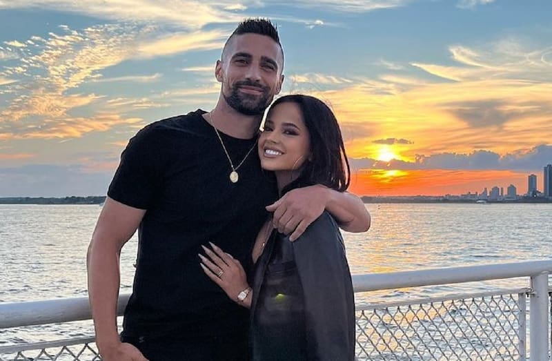 Becky G y Sebastian Lletget La pareja se comprometió en diciembre del año pasado. - Créditos: Instagram
