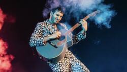 Sebastián Yatra rumbo a su presentación en los Premios Grammy junto a Rita Wilson