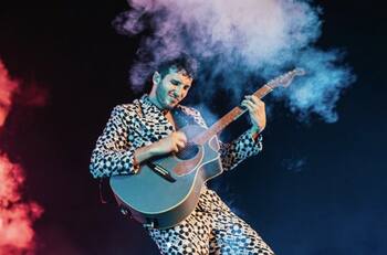 Sebastián Yatra rumbo a su presentación en los Premios Grammy junto a Rita Wilson