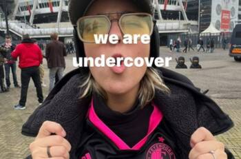 Novia de Santiago Giménez puso en riesgo su vida en el Ajax vs Feyenoord y contó su experiencia