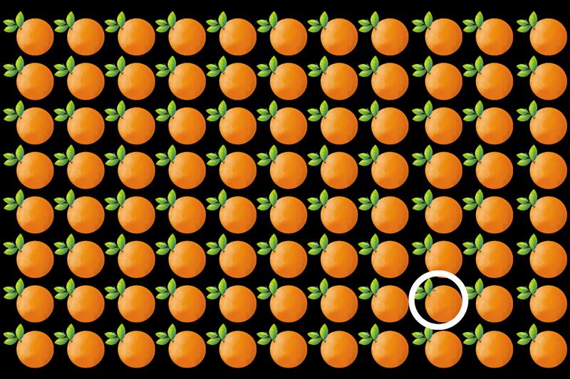 La mandarina se encontraba dentro de la naranja de la segunda fila, de abajo para arriba, y la tercera desde el lado derecho hacia el izquierdo.