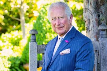 El príncipe Carlos tuvo un emotivo encuentro con su nieta Lilibet Diana