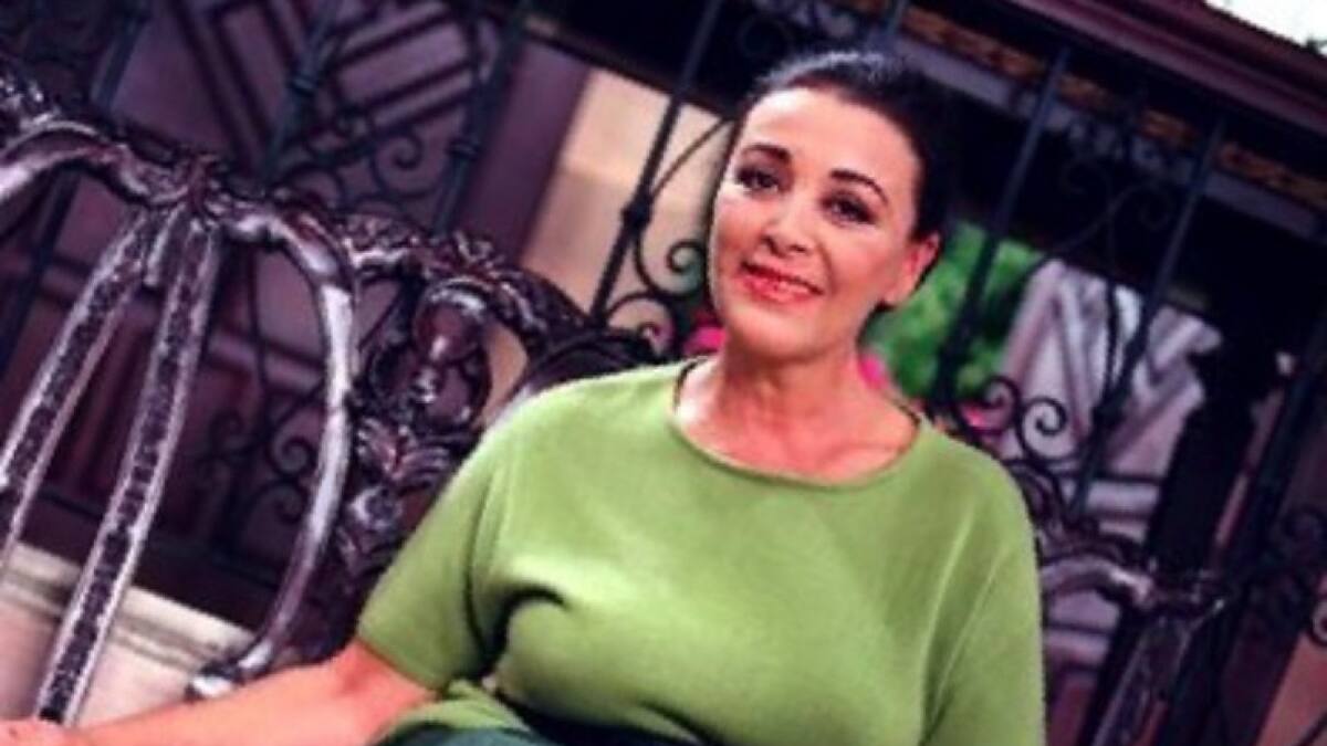 Sylvia Pasquel recrea la divertida escena del colchón de la telenovela "Amarte es mi pecado"