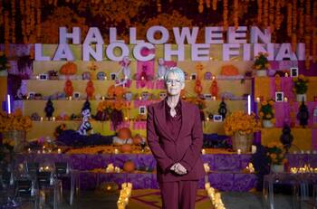Jamie Lee Curtis visitó una ofrenda de Día de Muertos inspirada en las películas de "Halloween"