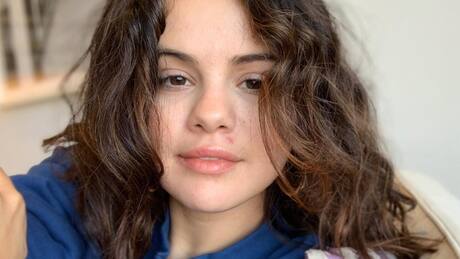 Selena Gomez comparte tiernas fotos con su hermanita mientras se aleja del drama de Hailey Bieber