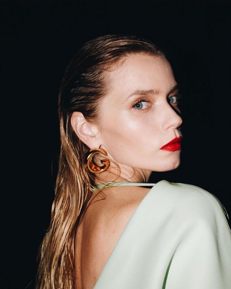 Abbey Lee es Chrystal en "Viejos" de Netflix